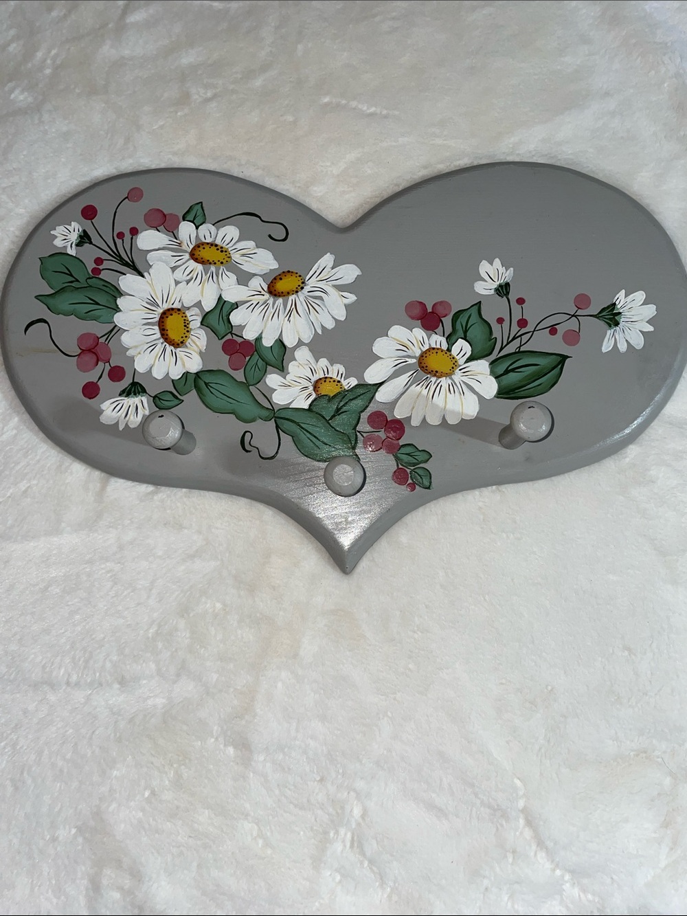 Hand-Painted Wooden Gray Heart Wall Hook Rack with White Daisies
